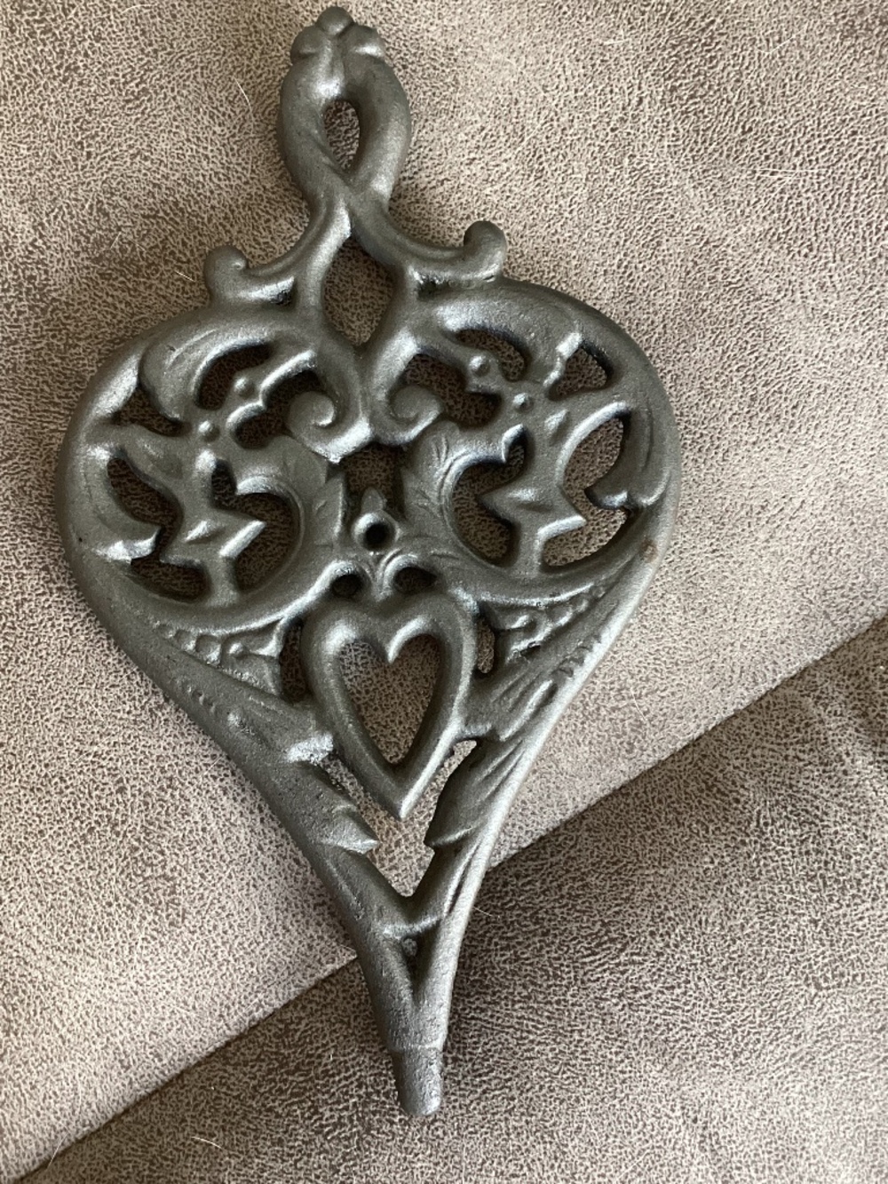 Wilton heart cast iron trivet